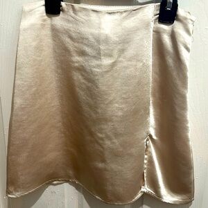 Light gold polyester mini skirt with slit